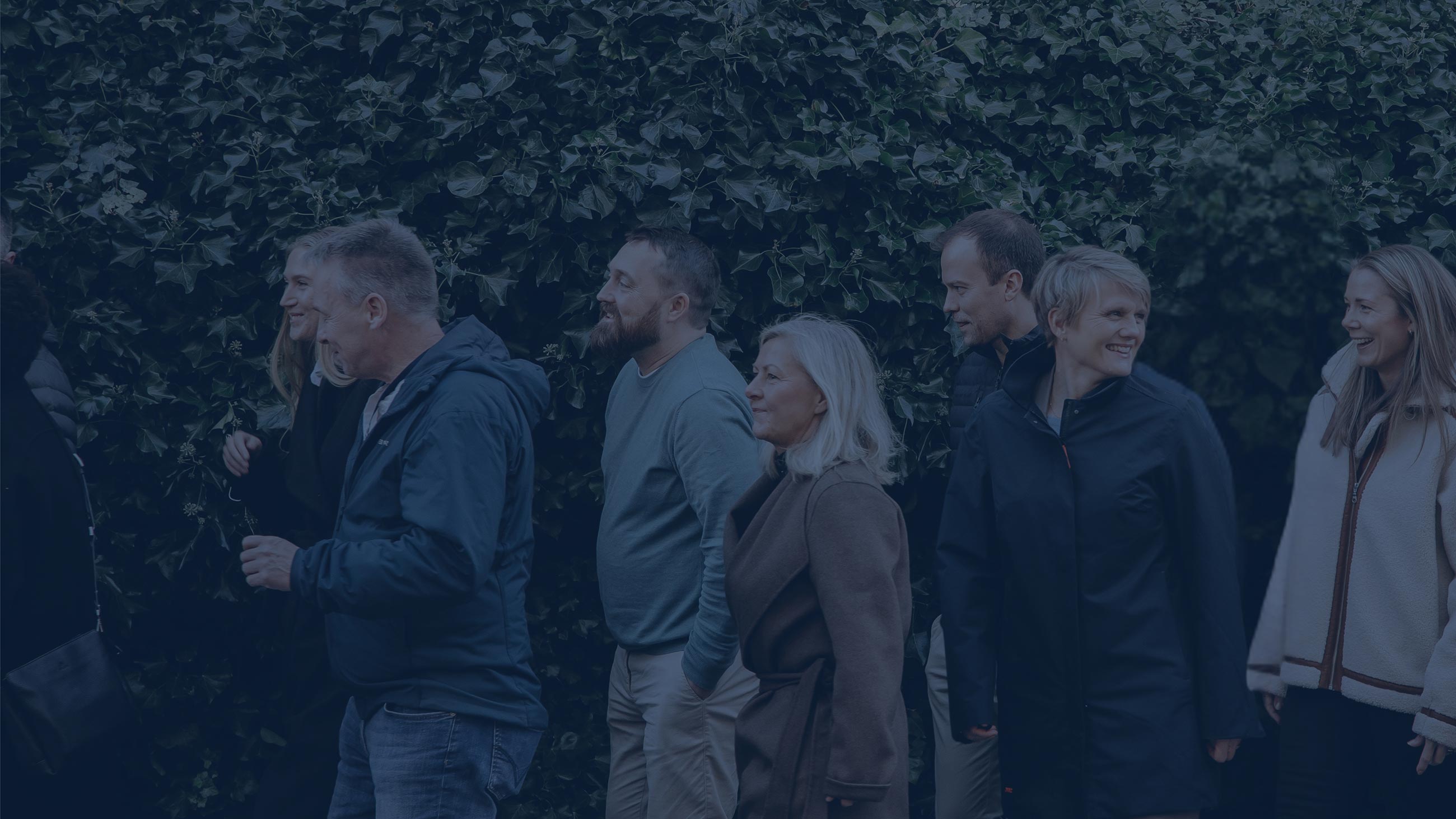 Glade mennesker jobber sammen