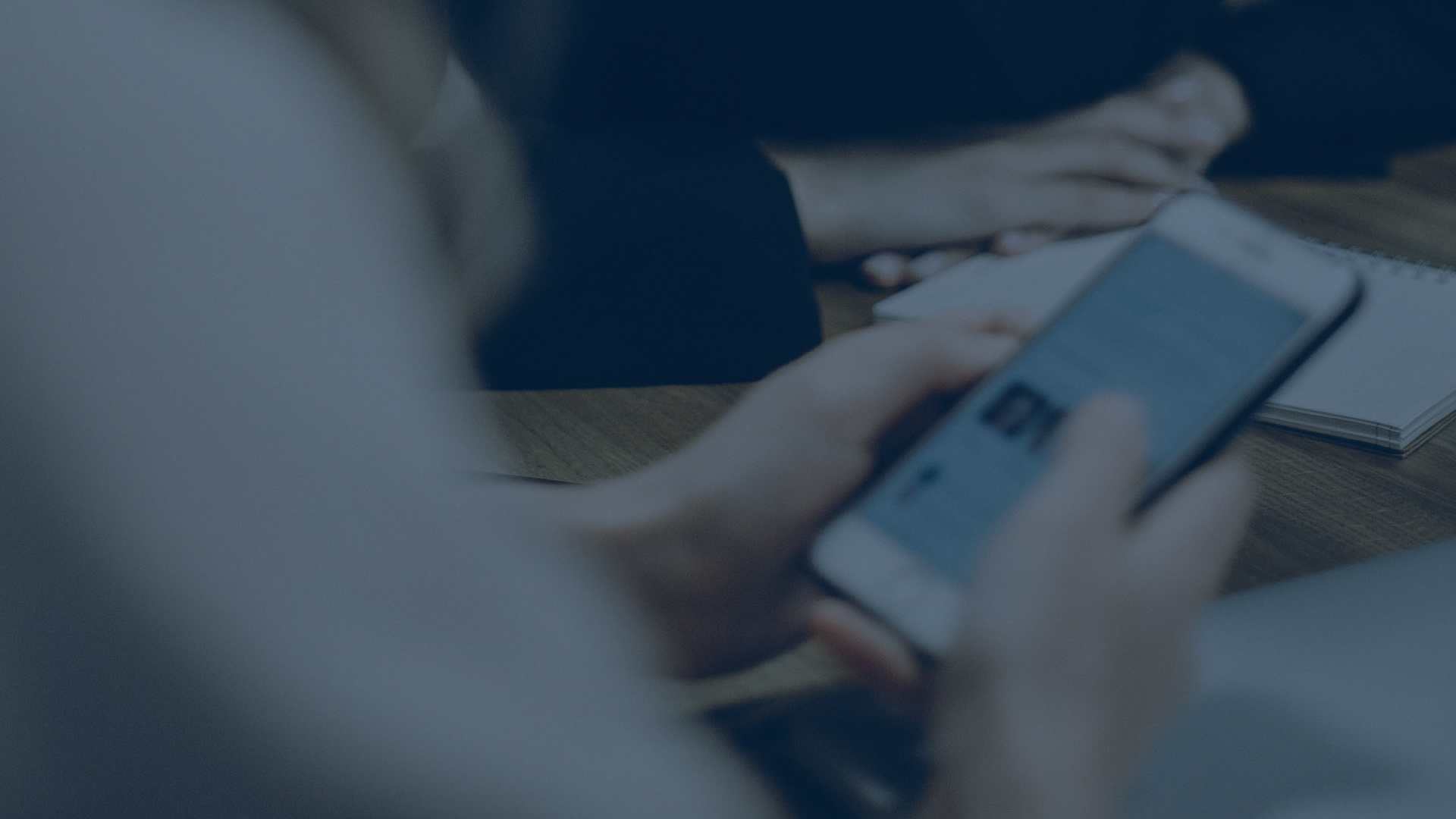 Dame ser på telefonen sin