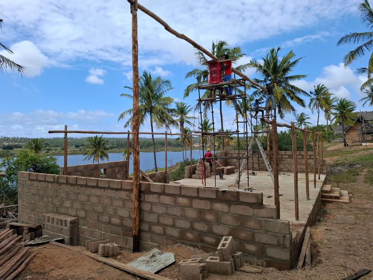 3 tomme cola-kasser sørget for bæring under konstruksjon. Der vi i Norge ville ha benyttet støttebjelker, gjør Cola-kassene samme nytten i Mosambik.