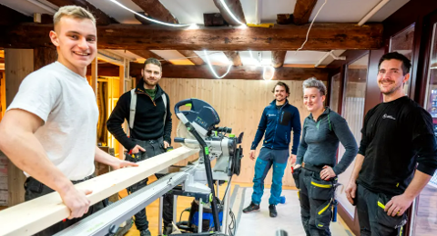 Morten Stavnesli, Håkon Bergheim, Bastian Faaness, Christina Moe og Hans Sætran ved brygga i Kjøpmannsgata Arkitekt Odd Thommesen