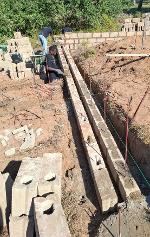 Grunnet sandgrunn og noe ujevnheter i underlaget, ble det lagt dobbel forskaling for ytterligere sikring.