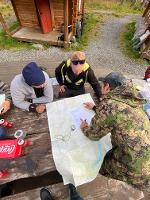 Kart og kompass er ikke et krav, men en nyttig ferdighet som ansatt i Faaness. Og kan du det ikke - da l&aelig;rer du. 