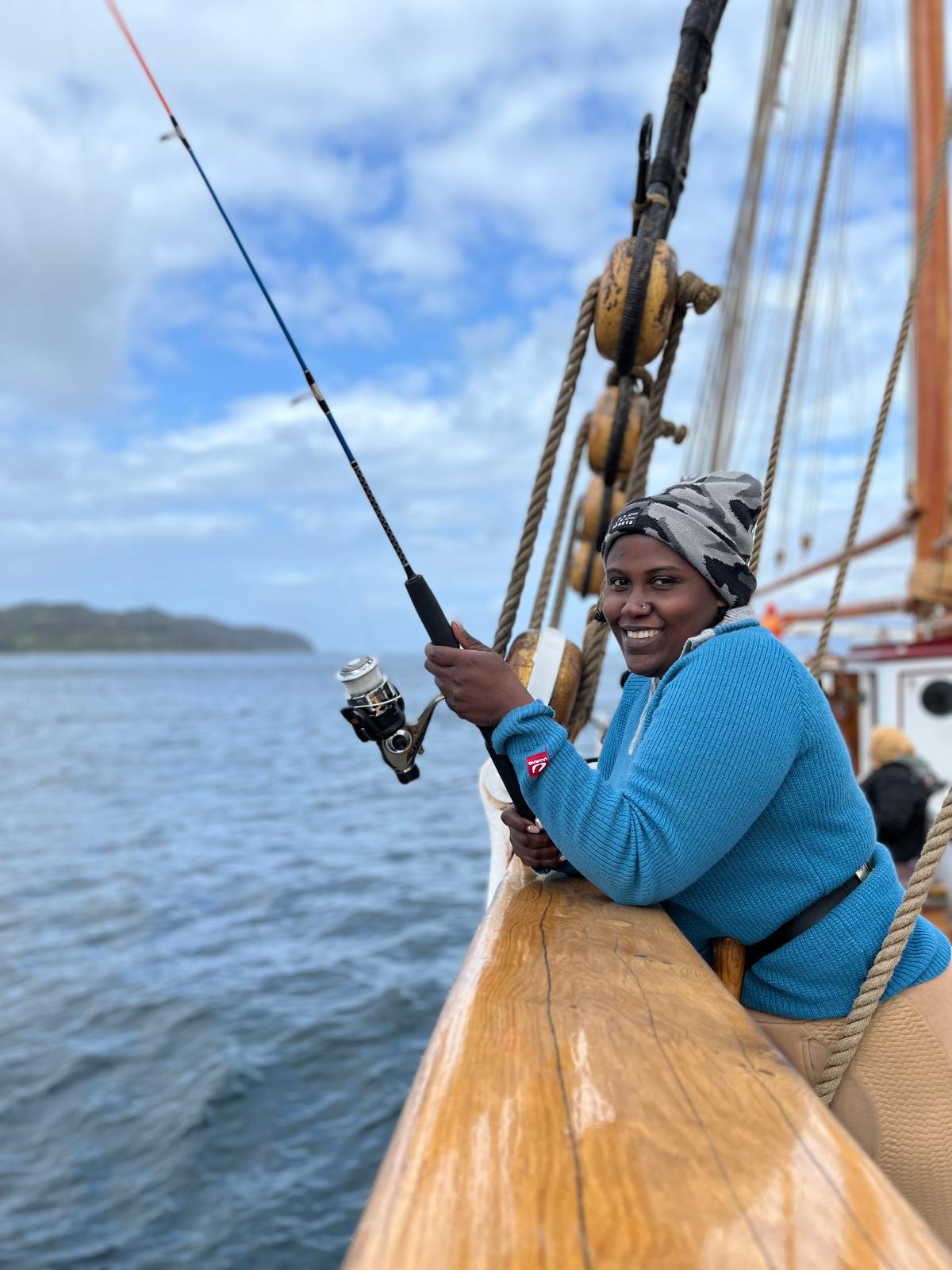 Bilde:  Fisking fra ripa på tokt med Galeasen Loyal, foto Anna Kobbeltvedt