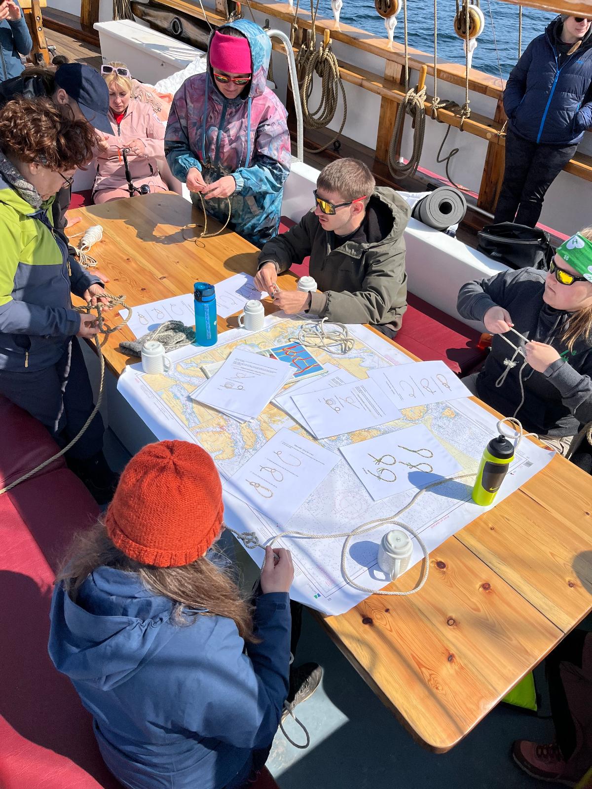 Fototekst: Bilde av en læringssituasjon på båt, foto Anna Kobbeltvedt