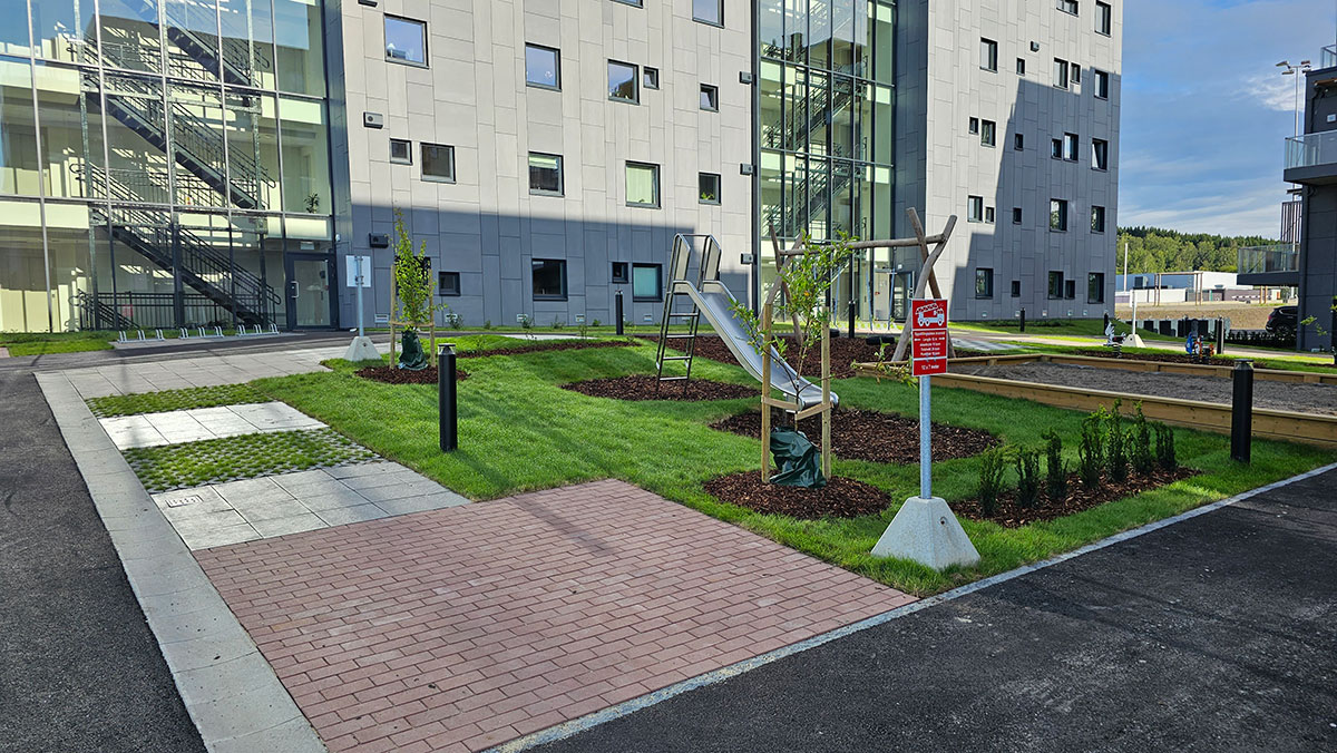 Felleshage med lekeplass