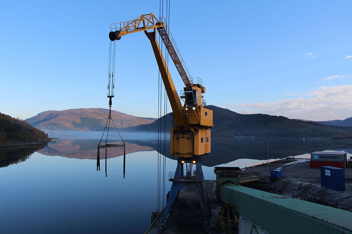 Portalkran fra 1967 i landskap med fjord og fjell. Foto