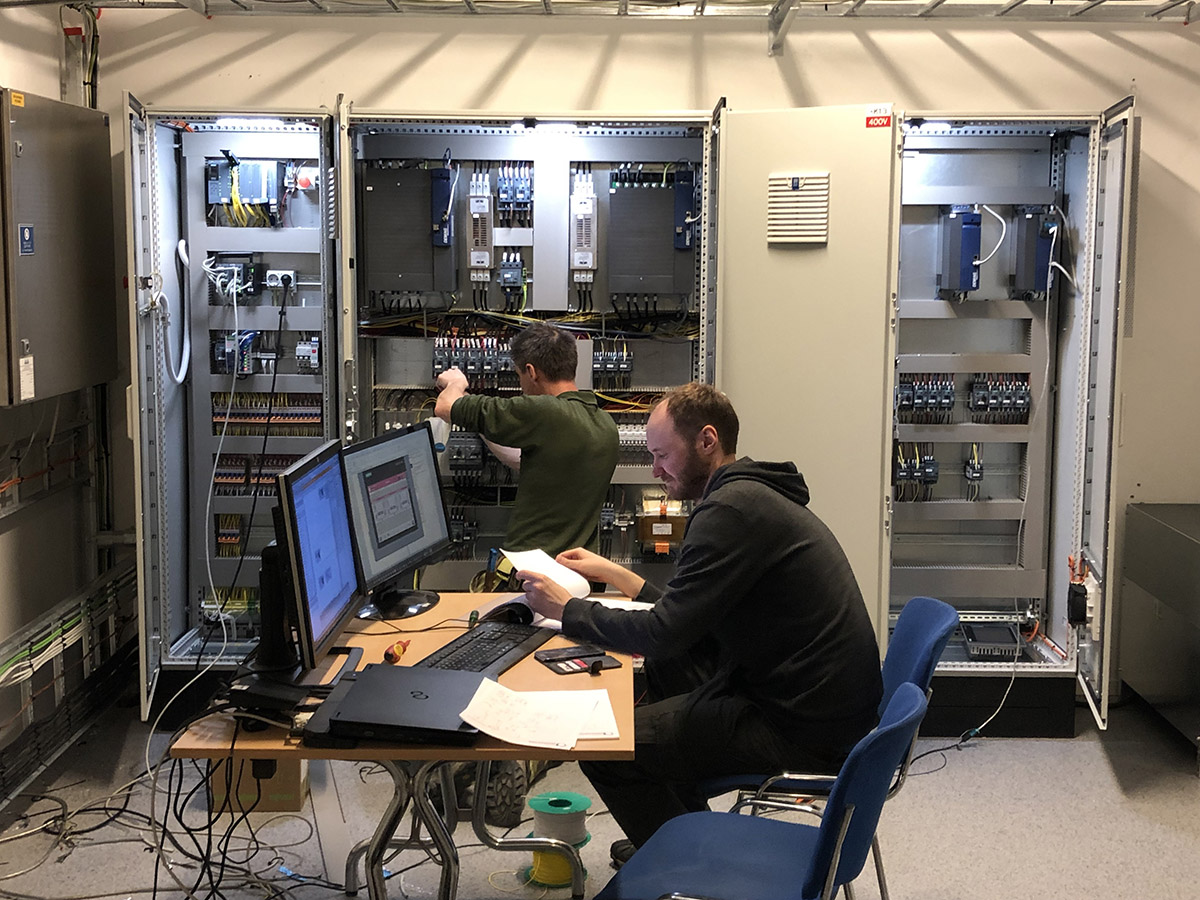 Arbeid i elektronisk styringsrom. Foto.