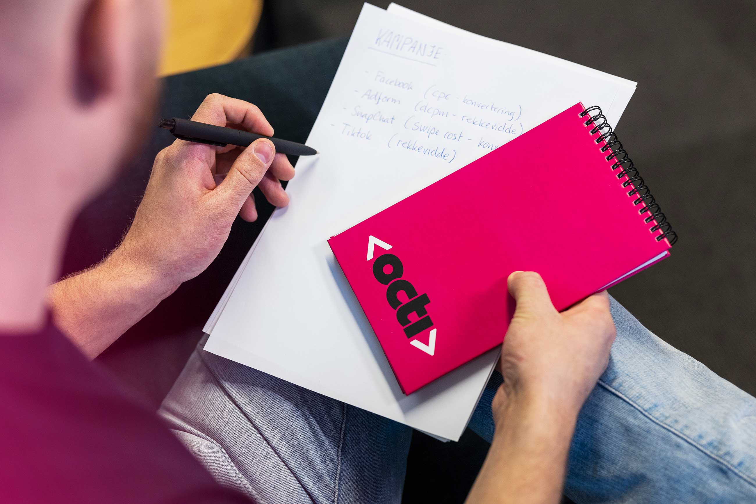 Person sitter med notatblokk på fanget