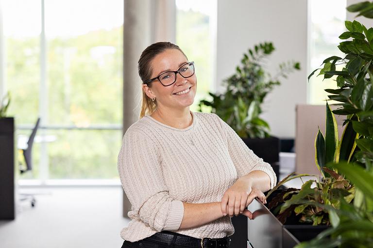 Caroline smiler til kamera