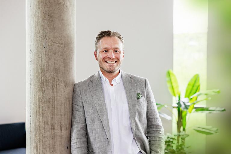 Odd Arne smiler til kamera