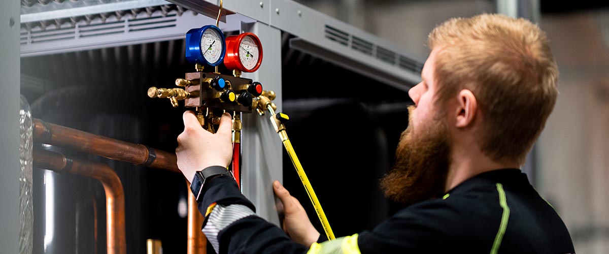 arbeidskar jobber med instrumenter