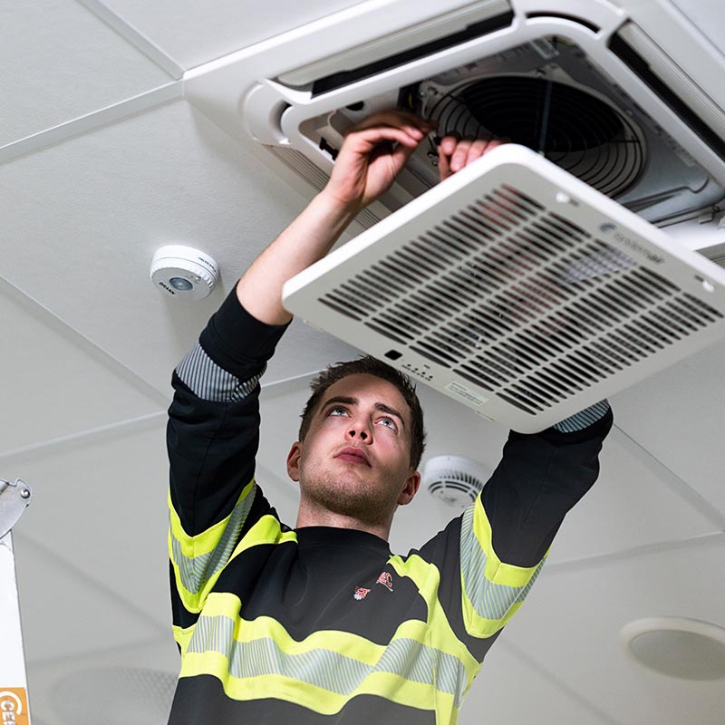 arbeidskar jobber i taket