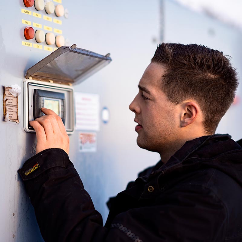 arbeidskar jobber ute på taket
