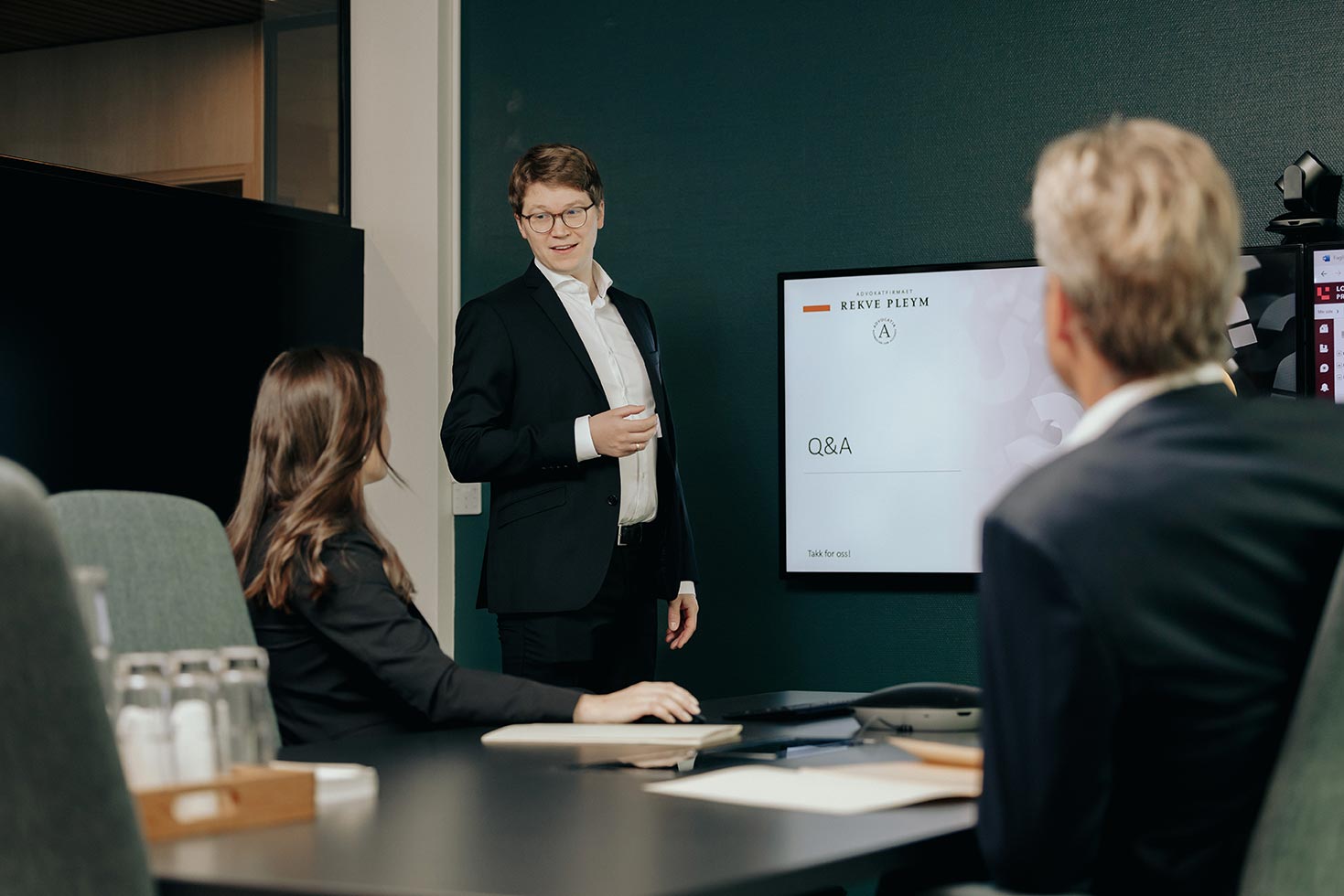 Advokat holder presentasjon hos Rekve Pleym
