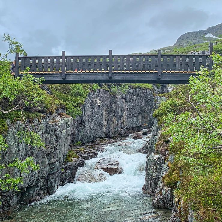 Gangbru levert til Naustådalen