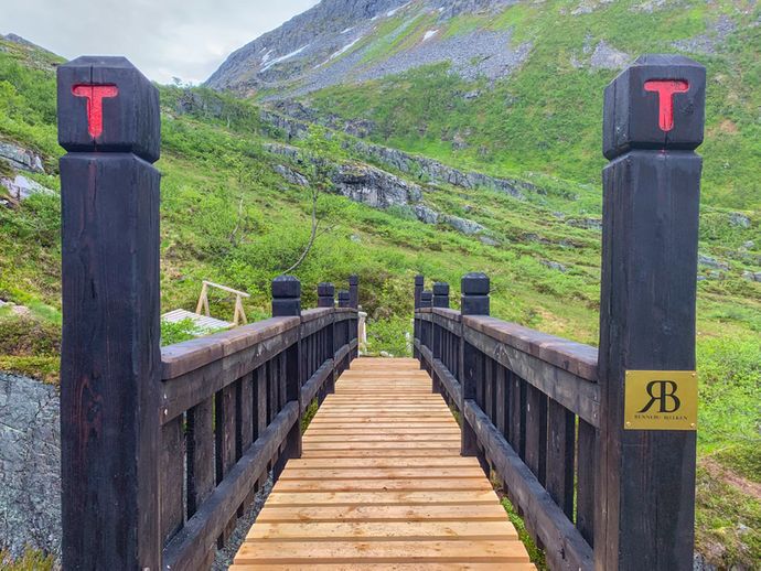 Gangbru levert til Naustådalen