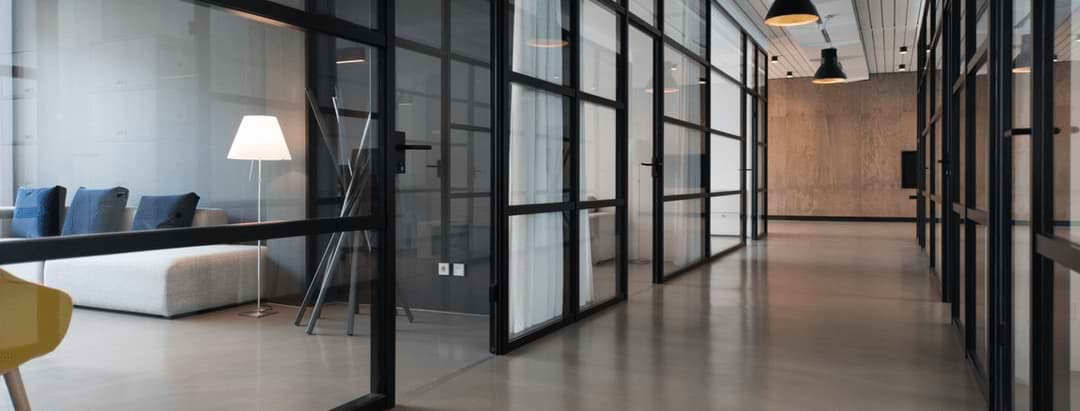 Kontor med glassvegger