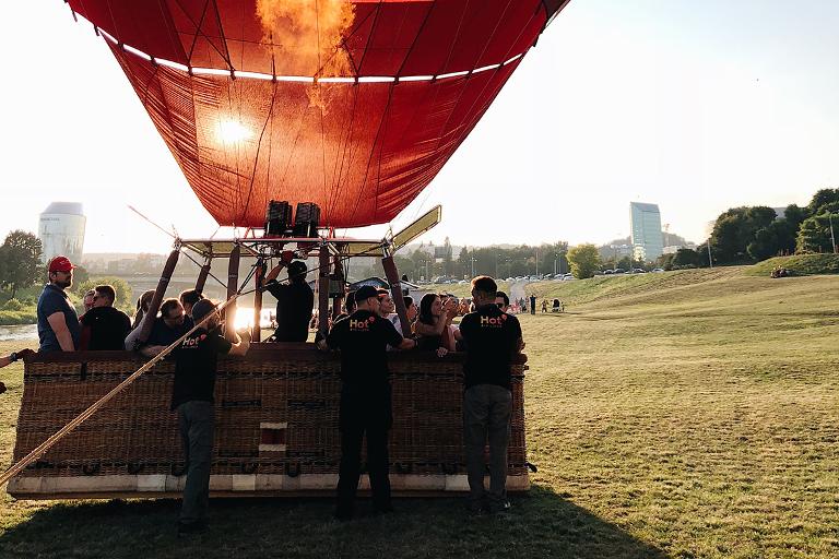 aircraft-balloon-bright-1738625.jpg