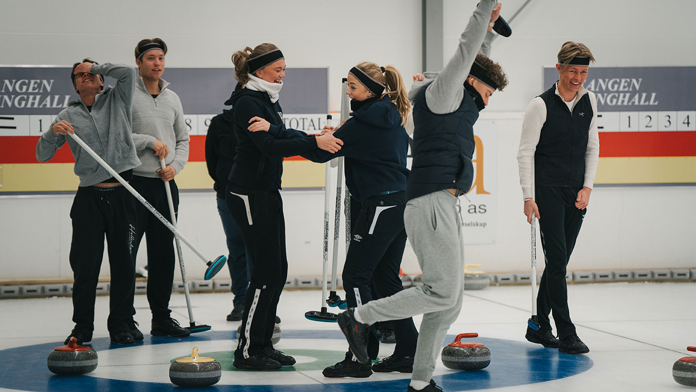 Spill curling med vennegjengen i Leangen curlinghall