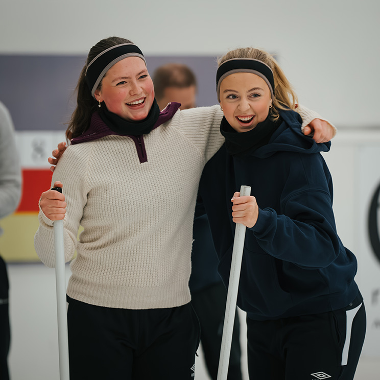 To fornøyde jenter på isen