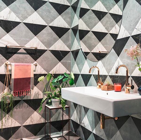 Bilde av et fargerikt bad med armatur i messing