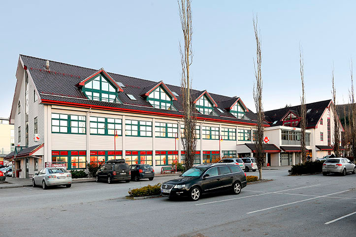 Bilde av post, legesenter og leiligheter