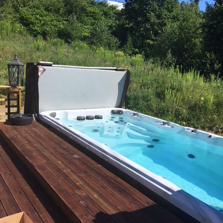 Motstrømsbasseng nedfelt i terassen