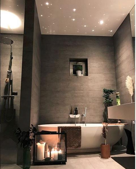 bilde av bad med grå betongvegger og stjernehimmel