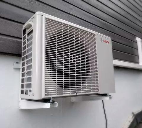 bilde av varmepumpe på vegg