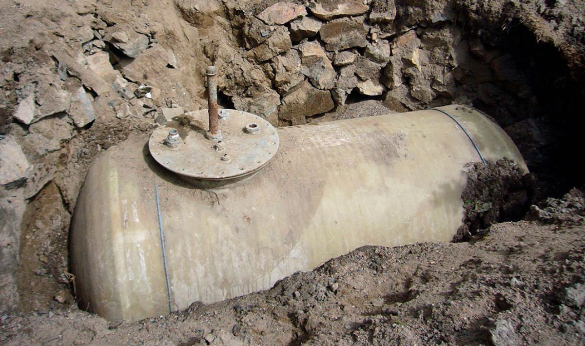 Bilde av en gammel oljetank