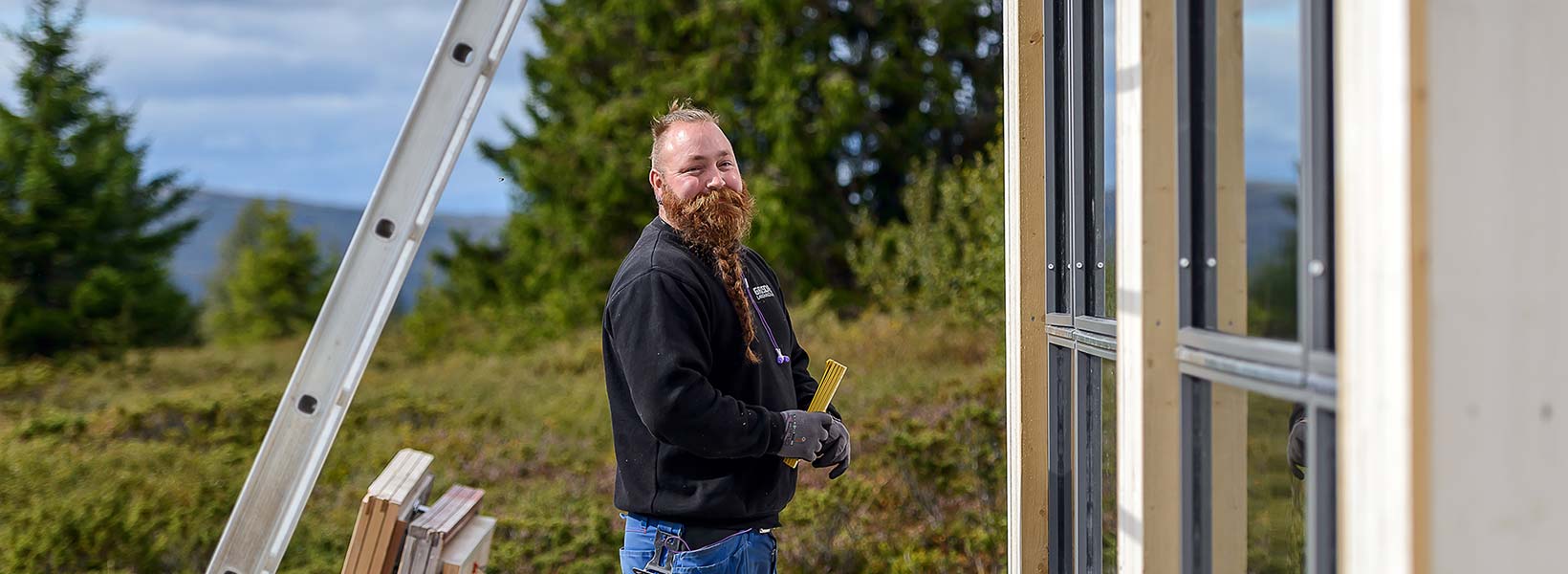 tømrer utenfor bygg