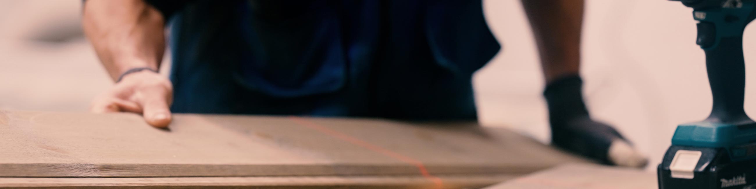 Mann som arbeider på verkstedet