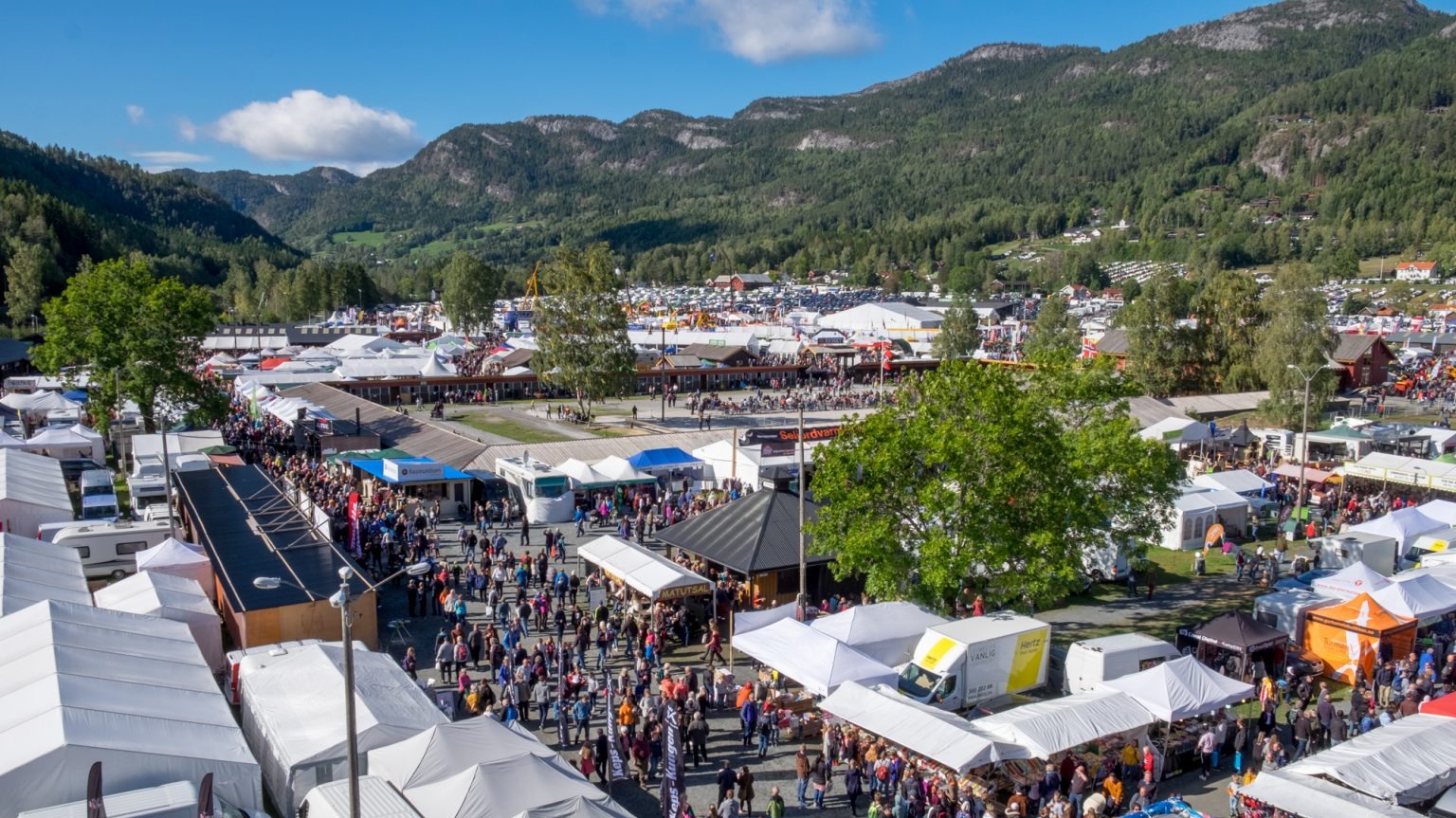 Dyrsku-Dyrskuplassen-Helene-Glanzberg-1536x1024 (1) (1).jpg