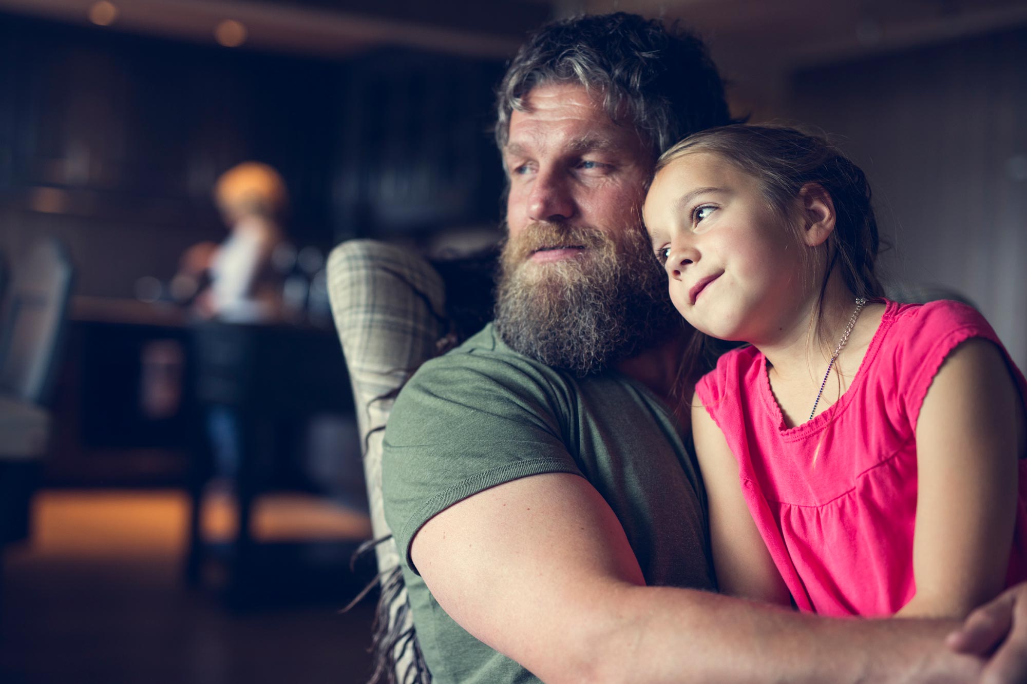 Far og datter på hytta