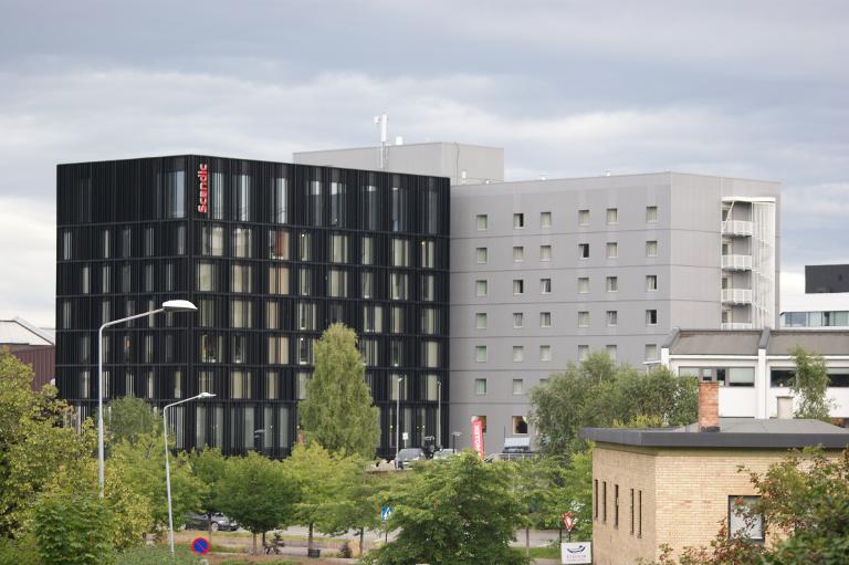 Bildet er lånt fra https://commons.wikimedia.org/wiki/File:Scandic_hotell_Hamar.jpg