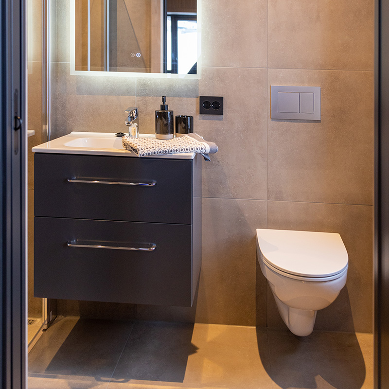 vegghengt toalett i hytte