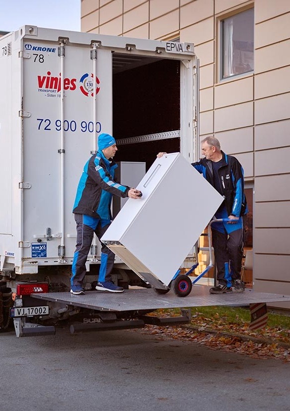 Vinjes ansatte bærer inn i bil