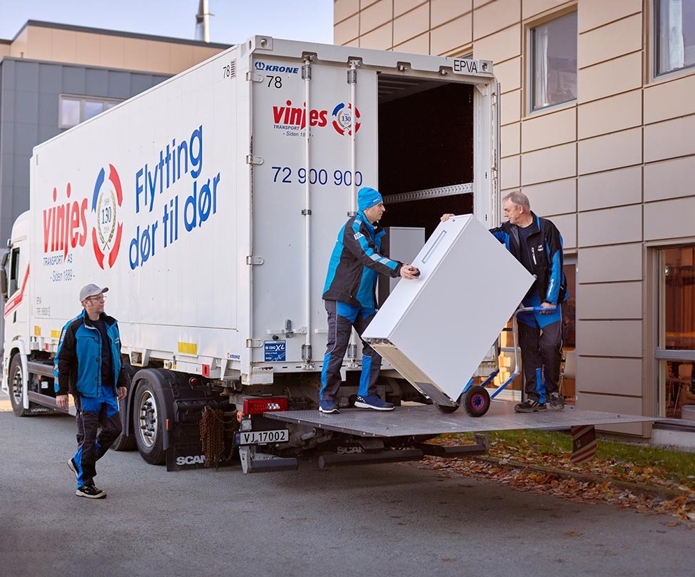 Vinjes ansatte bærer inn i bil
