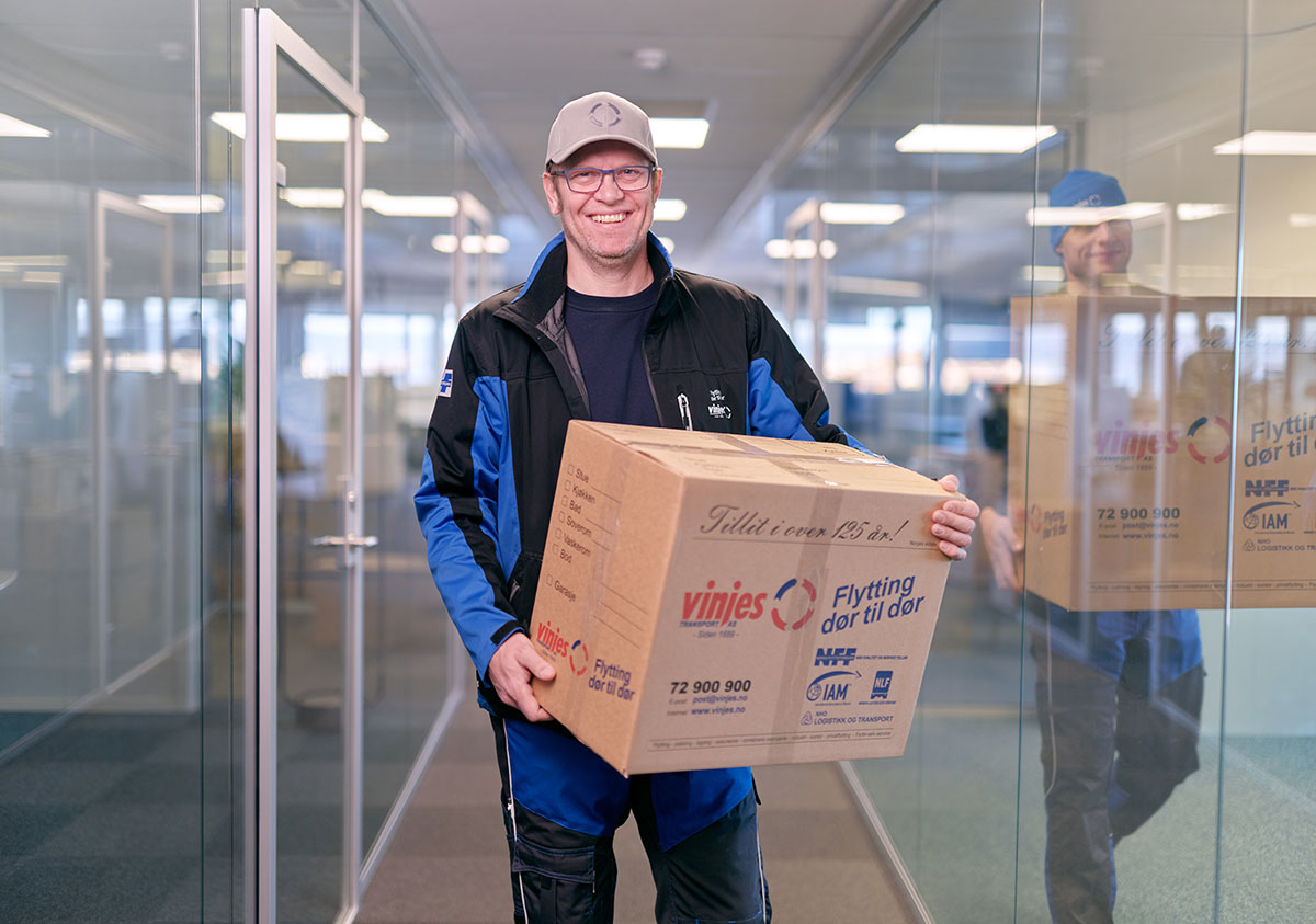 Vinjes ansatt bærer flytteeske