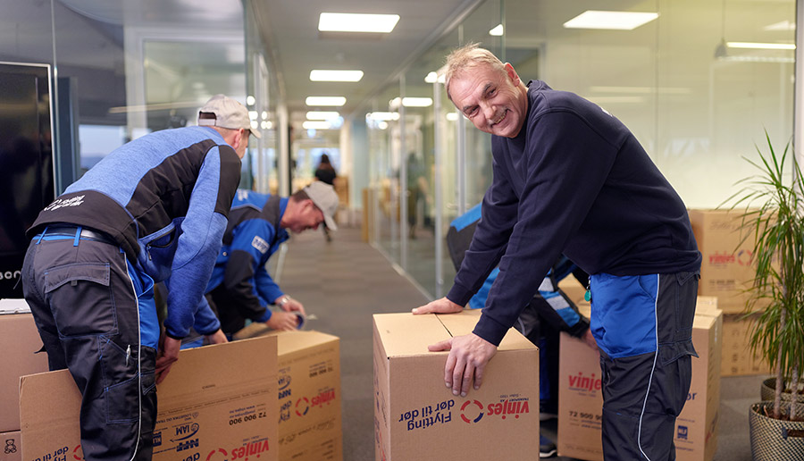 Vinjes ansatte bærer flytteesker
