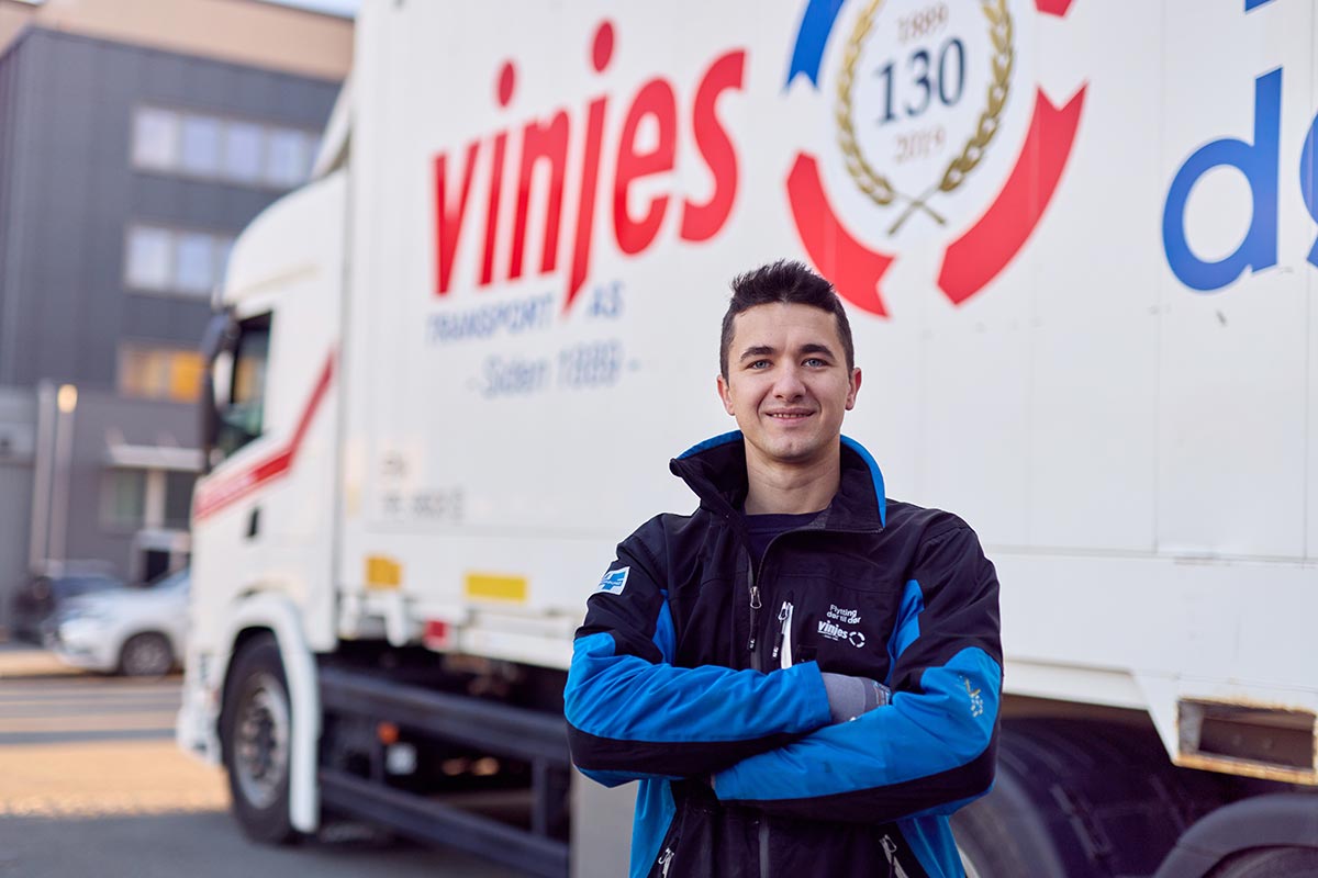 Vinjes ansatt foran bil