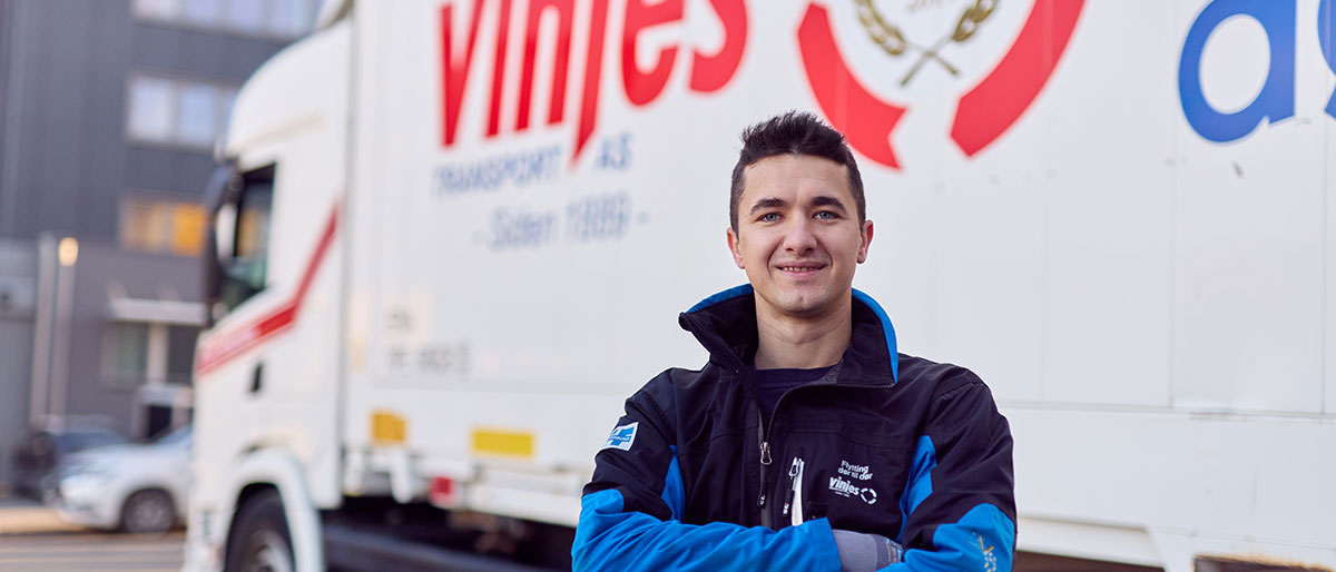 Vinjes ansatt foran flyttebil