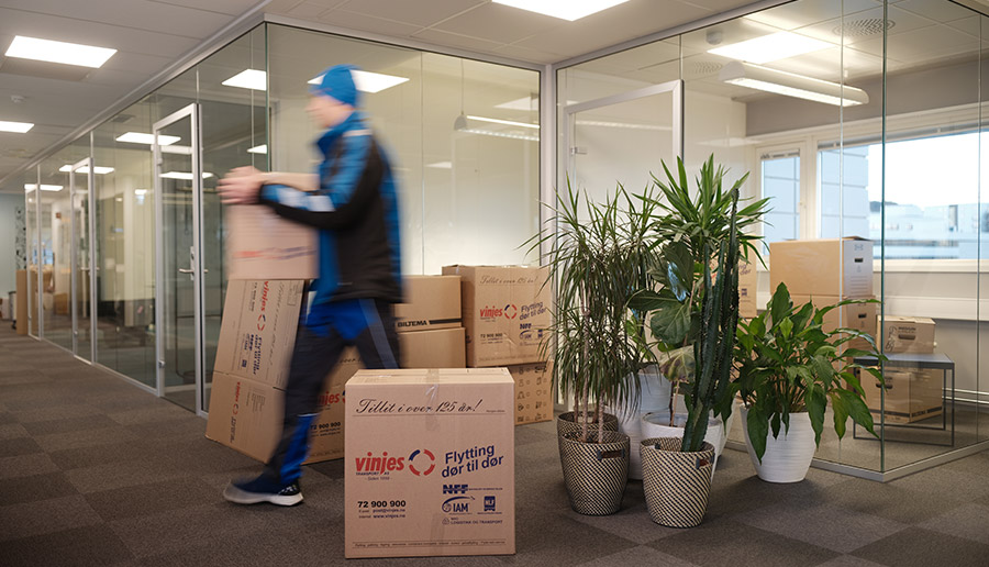 Vinjes ansatt bærer flytteesker