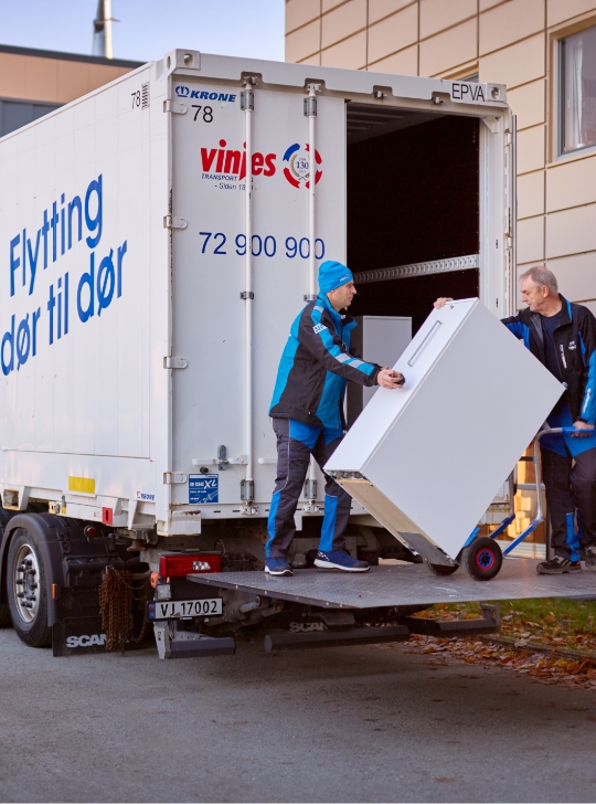 Vinjes flytter esker inn i flyttebil