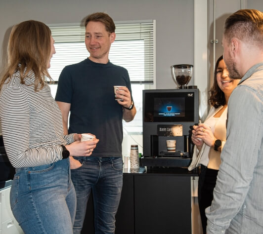 folk rundt kaffemaskin